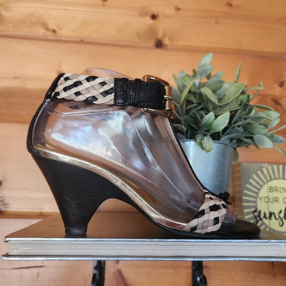 Michael Kors 🌻 Black Tan Leather Cone Heels Sandals Braided T Strap Thong 6.5 M - Picture 5 of 12